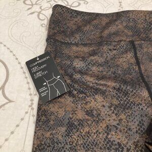 INC  High Compression Leggings. Size large